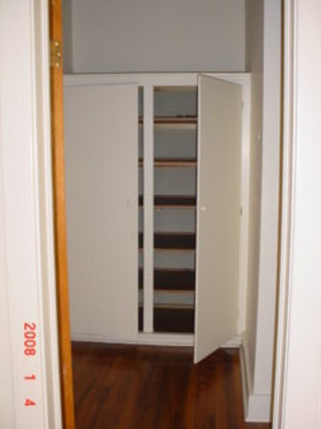 Building Photo - West Pleasant St - 004