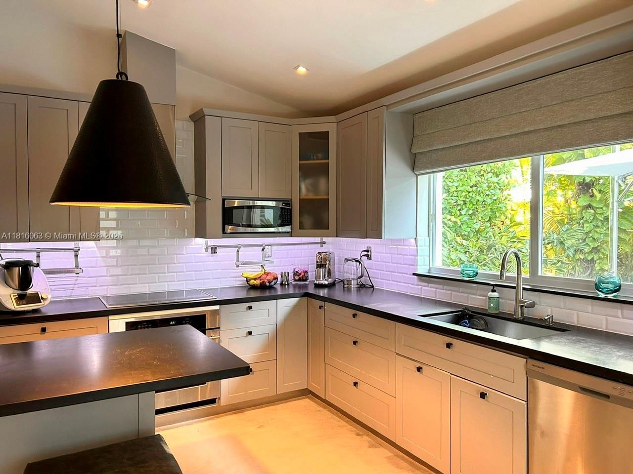 Building Photo - 375 Harbor Ct