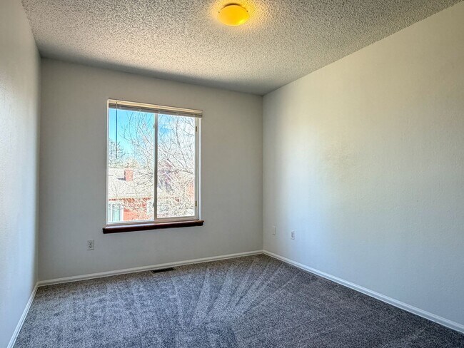 Building Photo - Single-Family Home in Littleton!