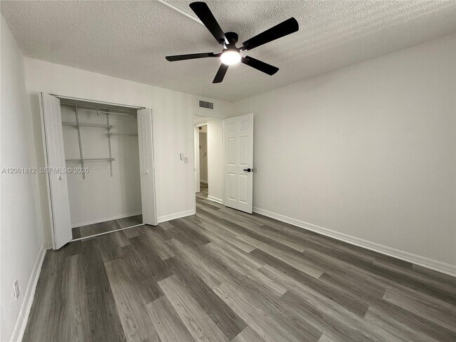 Building Photo - 9440 Live Oak Pl