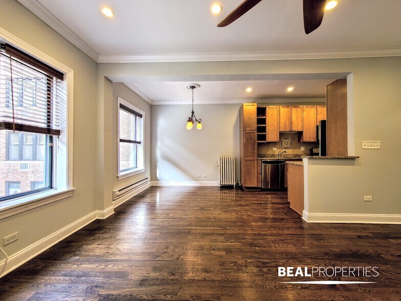 Building Photo - 744 W Addison St