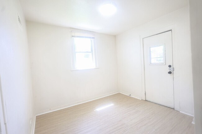 Building Photo - 3 bedroom 2 bathroom single family home | section 8 and EDEN welcomed