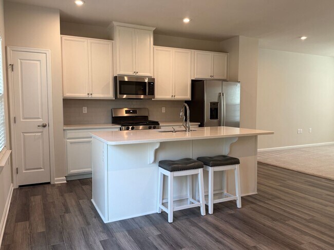 Building Photo - Amazing 3 Bedroom Townhome in North East R...