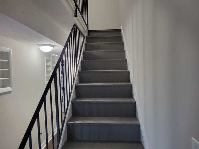 Building Photo - Earn up to $750 in Rent Credits!