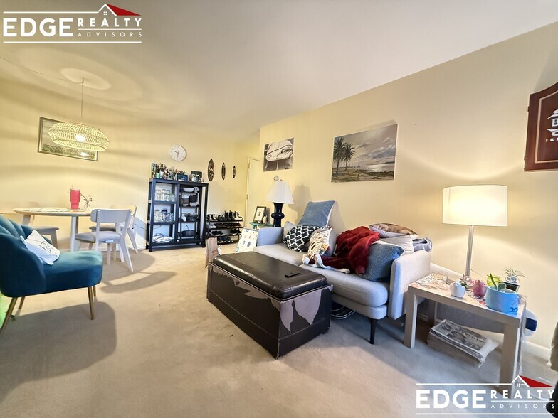 Building Photo - 144 Kenrick St