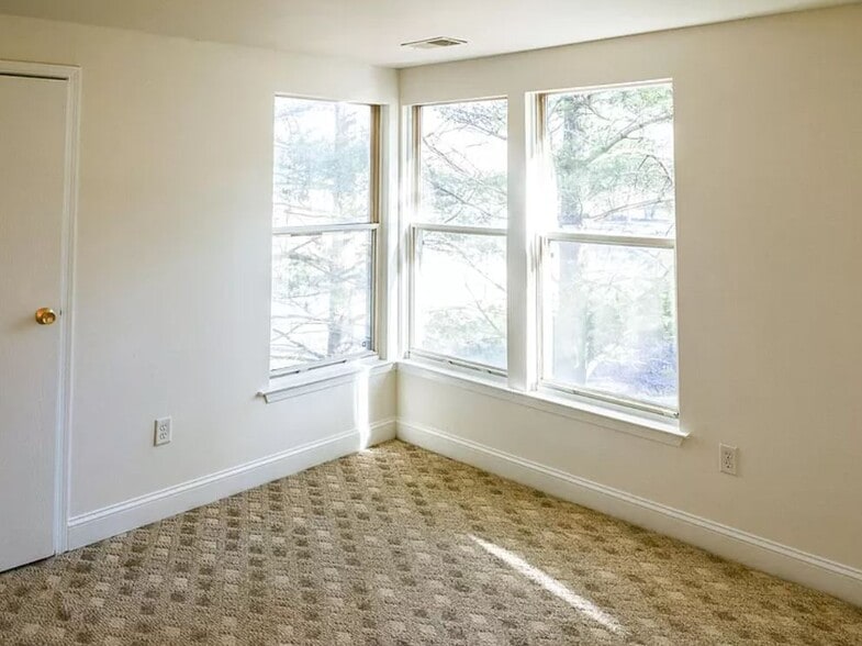 Bedroom 1 w/ walk-in-closet - 5900 Watch Chain Way