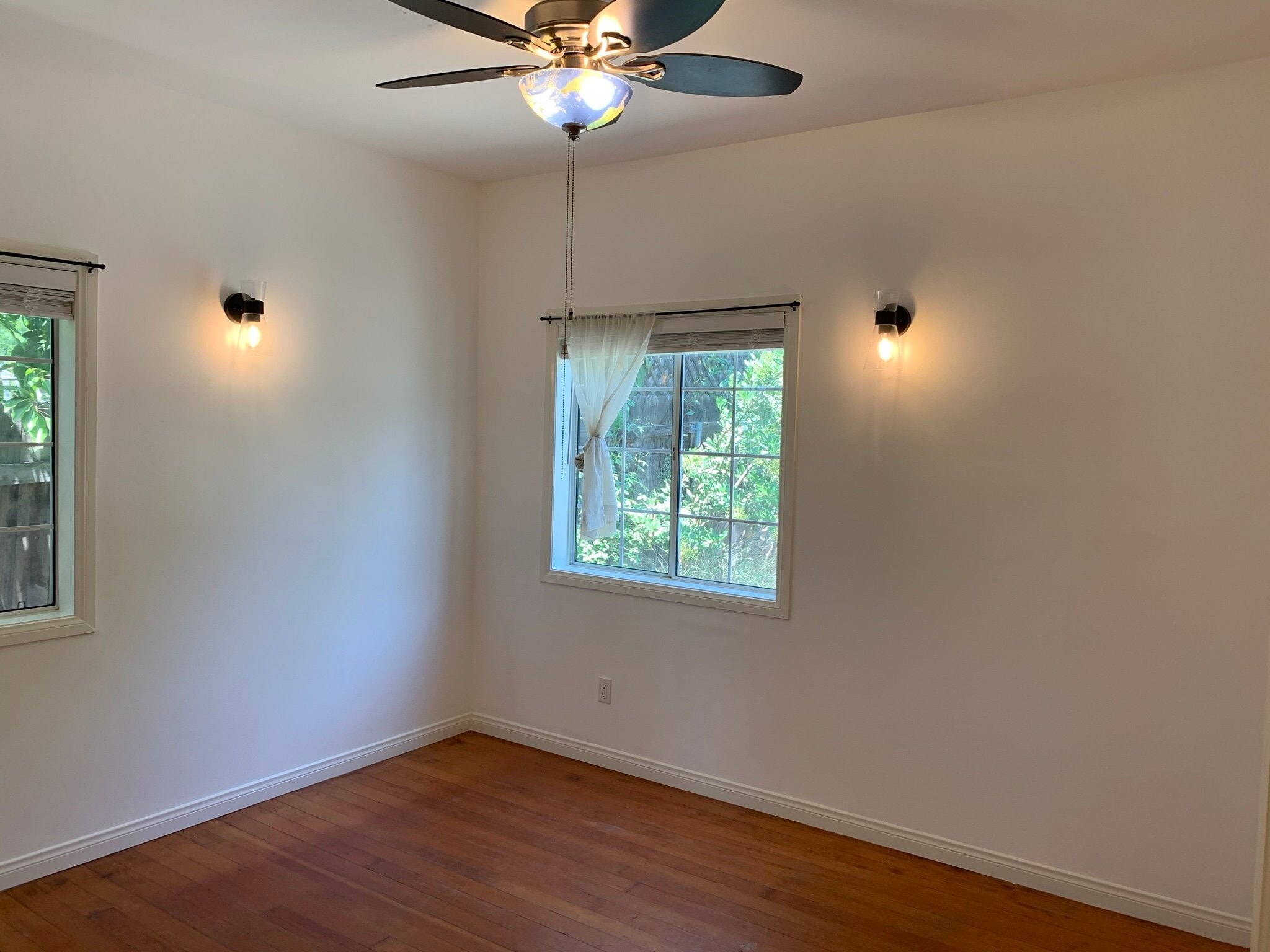 Building Photo - 5046 La Roda Ave