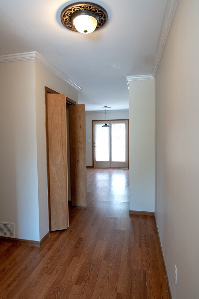 Building Photo - 123 Pierre Pl