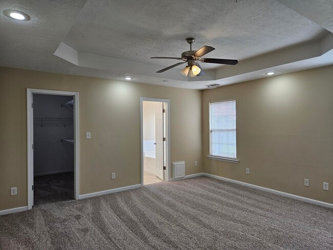Building Photo - 450 Lory Ln