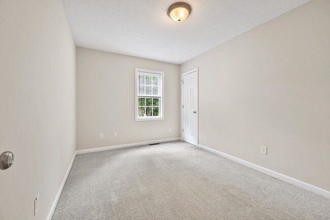 Building Photo - 4 Bedroom Home in Lynchburg