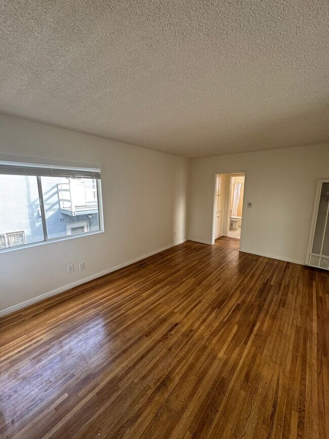 Building Photo - 624-624 W Riggin St