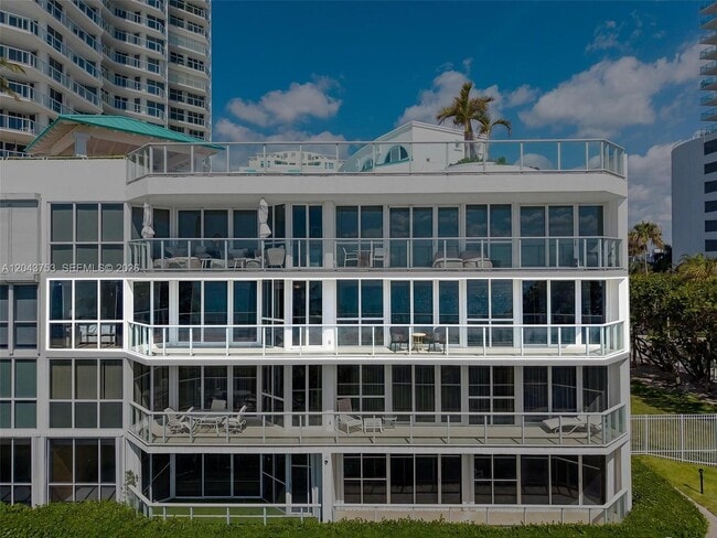 Building Photo - 16485 Collins Ave