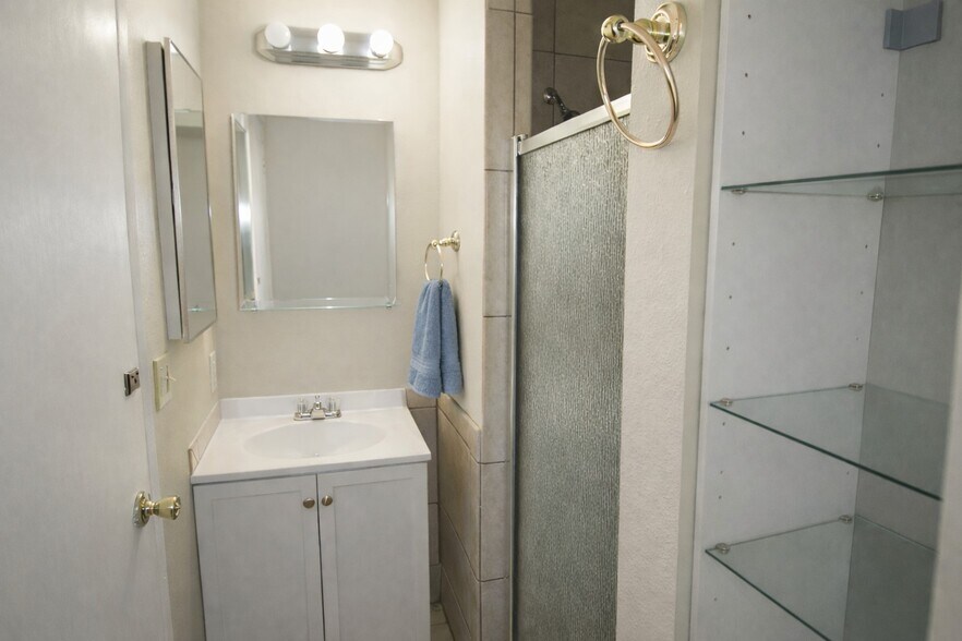 Building Photo - 1130 W 9th St