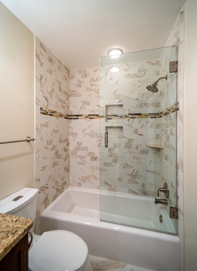 Building Photo - Charming End Townhouse in Prime North Old Town Location
