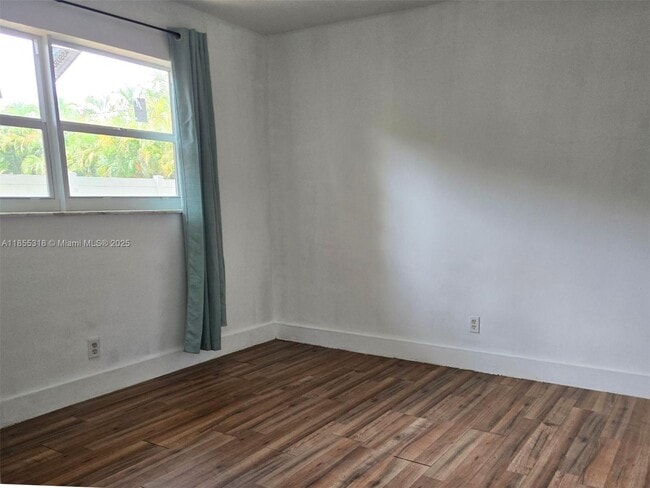Building Photo - 4101 SW 54th Ct