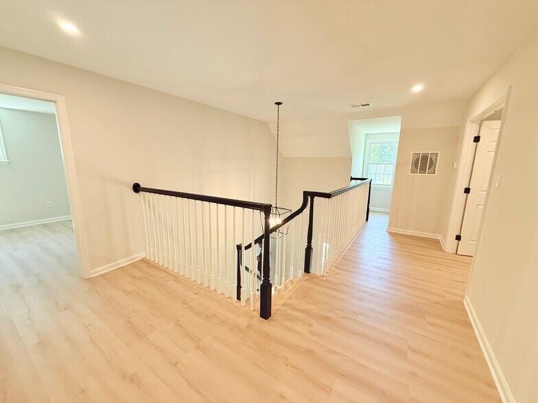 Light filled upstairs hallway off 3 upstairs bedrooms - 9248 Wood Glade Dr