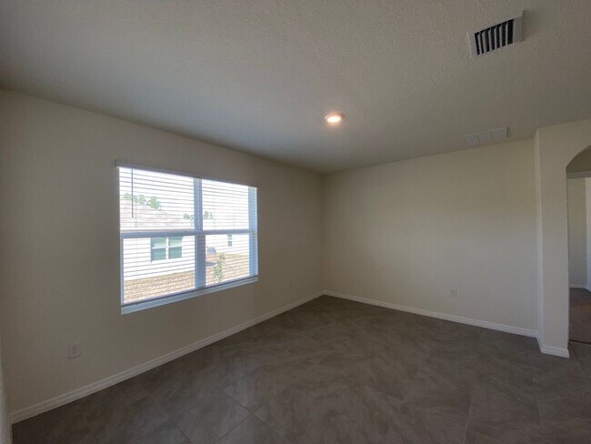 Building Photo - Lake Diamond-North - 4/2/2 *Available Now*...
