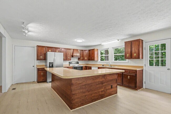 Building Photo - 151 Country Club Dr