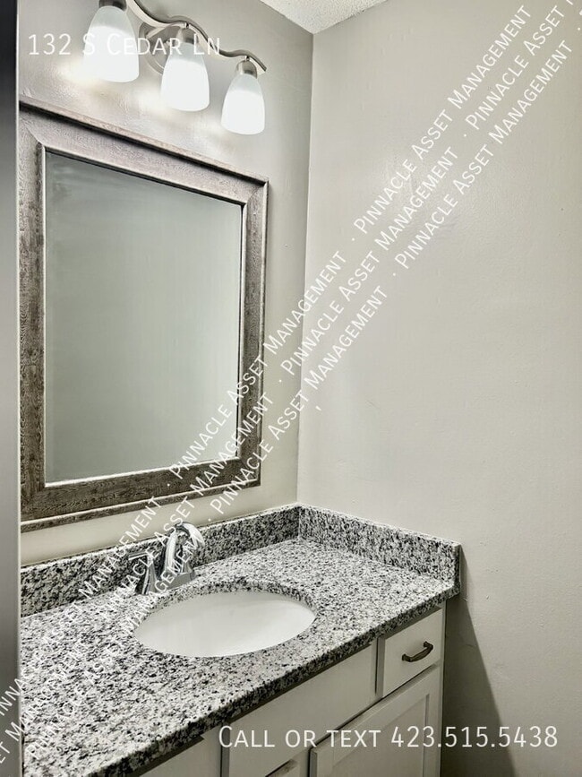 Building Photo - 132 S Cedar Ln