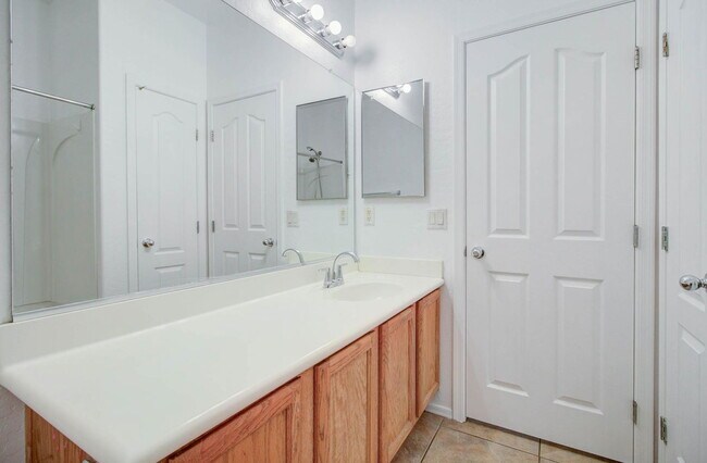 Building Photo - 4836 S Summit Ct