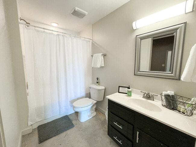 Building Photo - 225 S Main St