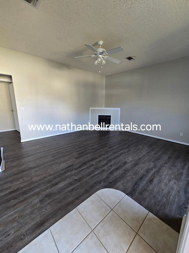 Building Photo - 2550 Briarwood Dr