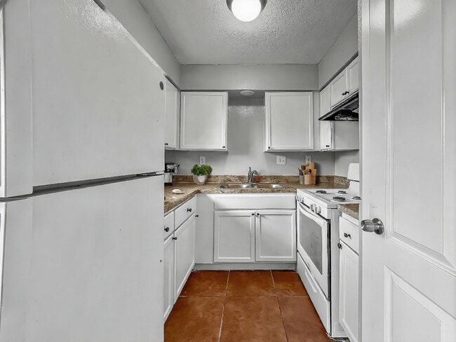 Building Photo - Pet-Friendly 5BR/2BA Home w/ Garage & Fenc...