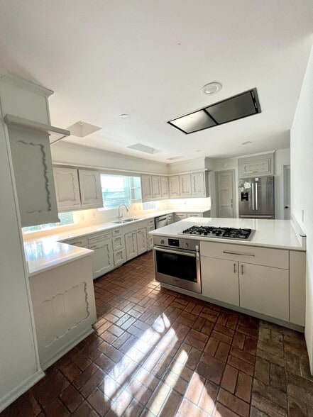 Building Photo - 8162 San Leandro Dr