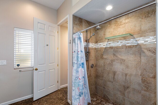 Building Photo - Country living at its finest!