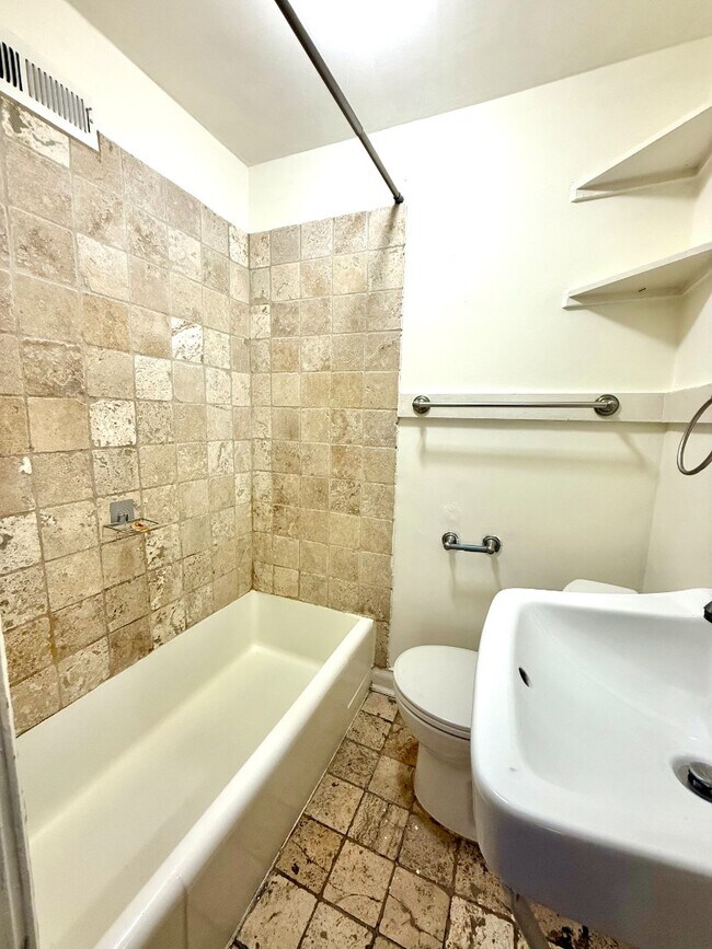 Building Photo - Top floor Studio Apartment in Capitol Hill! Available NOW!