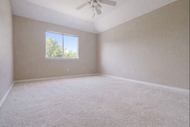 Building Photo - 702 Epperson Way