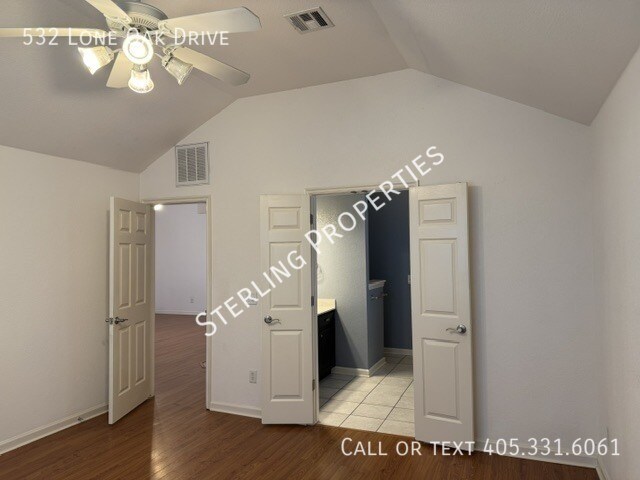 Building Photo - 532 Lone Oak Dr