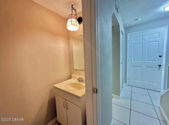 Building Photo - 2250 S Palmetto Ave