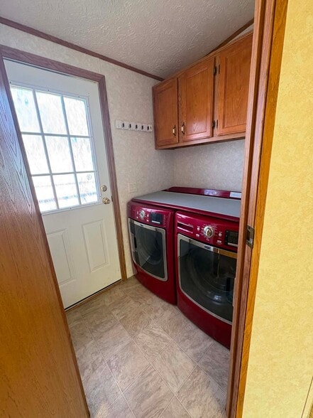 Building Photo - 443 Valley View Ln