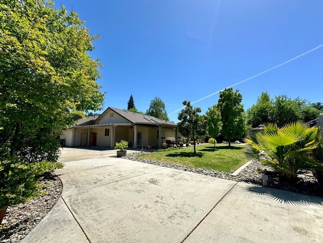 Building Photo - Beautiful well maintained home! Excellent ...