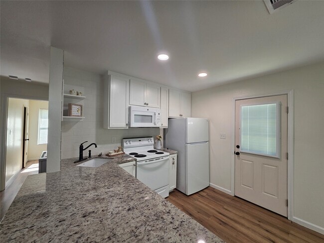 Building Photo - 5422 Pine Ave