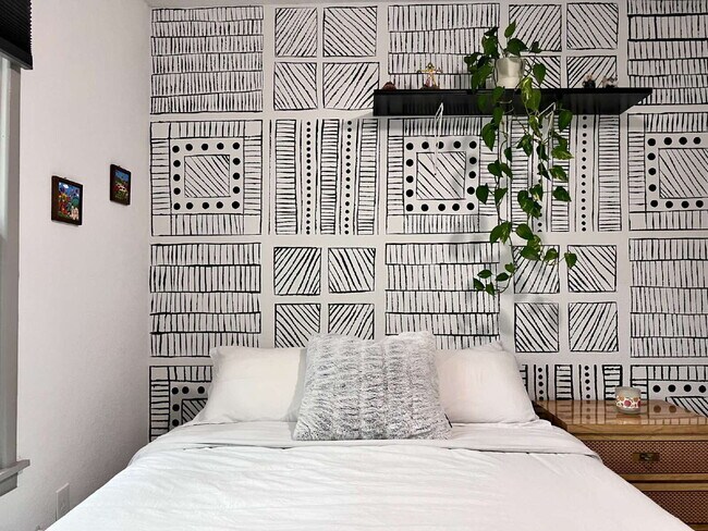 Building Photo - "Charming 2-Bed, 2-Bath Gem in the Heart of St. Petersburg – 1100 Sq. Ft. of Comfort!"