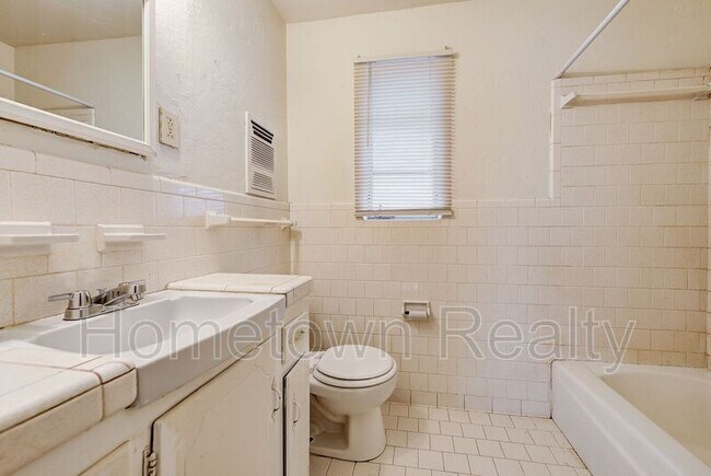 Building Photo - 917 NE 81st St