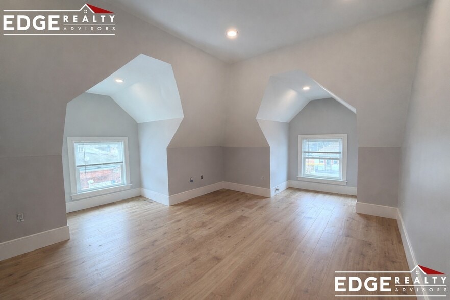 Building Photo - 28 Brooks St