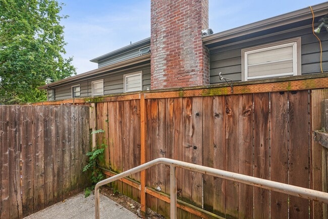 Building Photo - 4934-4942 NE 32nd Place
