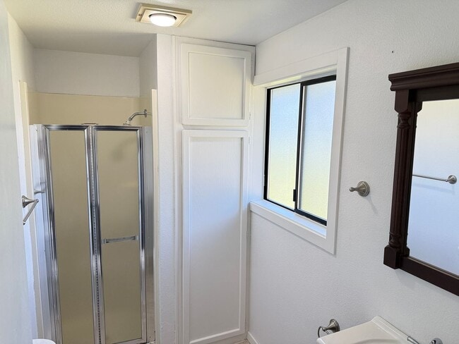 Building Photo - Discover this 3-bedroom 2-bathroom house in a great neighborhood!