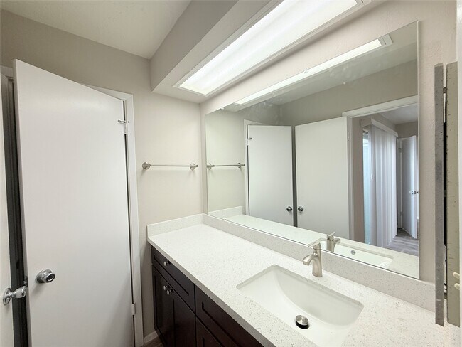 Building Photo - 6624 Westwick Dr
