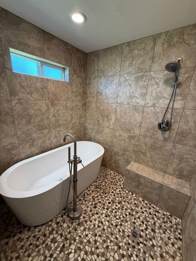 Building Photo - Luxury 4 Bedroom in Country Estates