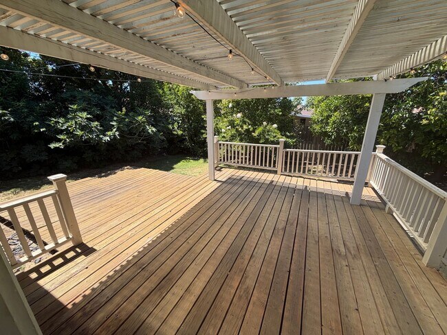 Building Photo - 2 Bedroom | 1 Bathroom | Single family in East Sacramento