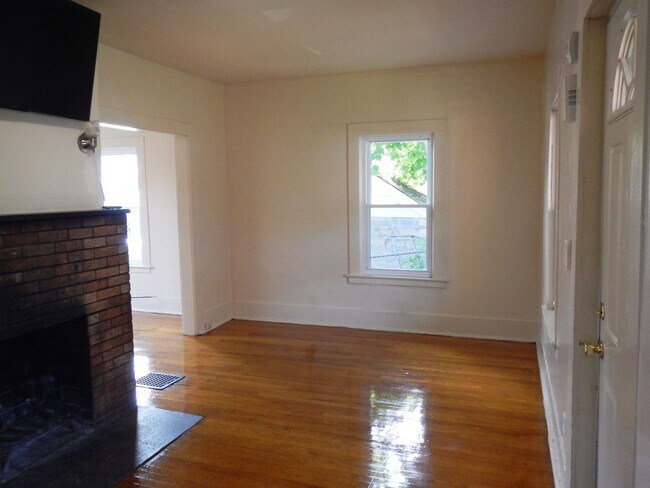 Building Photo - 120.5 Dell St - AVAILABLE 6/1/26 - House f...