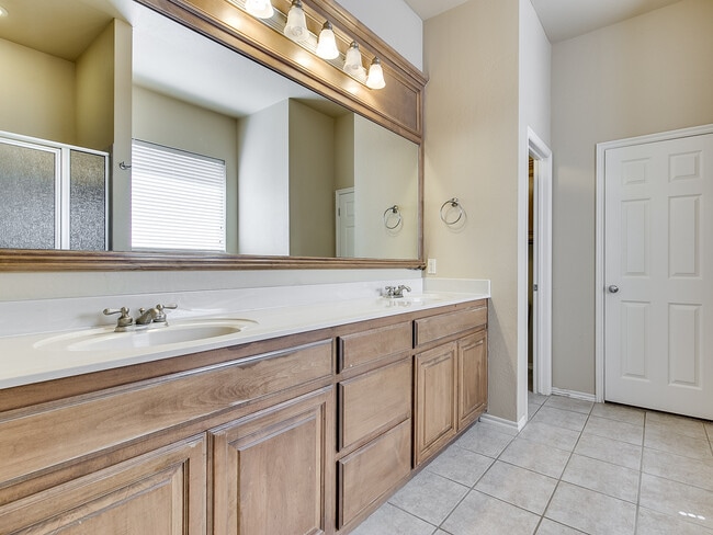 Building Photo - Lone Oak Ridge + Gated Community + 4 beds/2.5 Baths + Storm Shelter + Deer Creek Schools