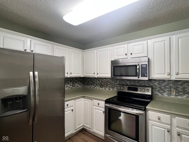 Building Photo - 10400 Hickory Hill Dr