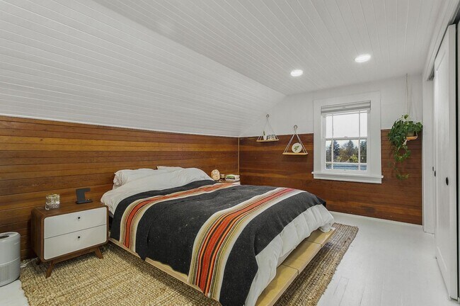 Building Photo - 3 bedroom, 2 bath gorgeous home now available by Mt. Tabor Park in SE Portland!