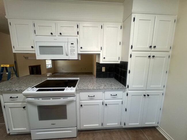 Building Photo - 721 Cheyenne Trail