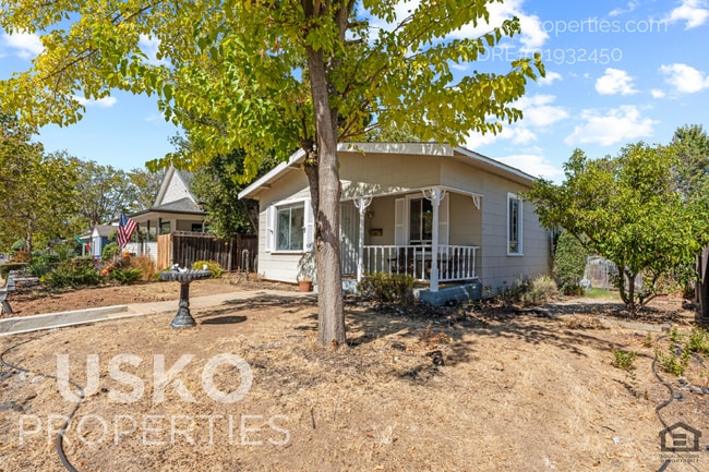 Building Photo - 808 Main St